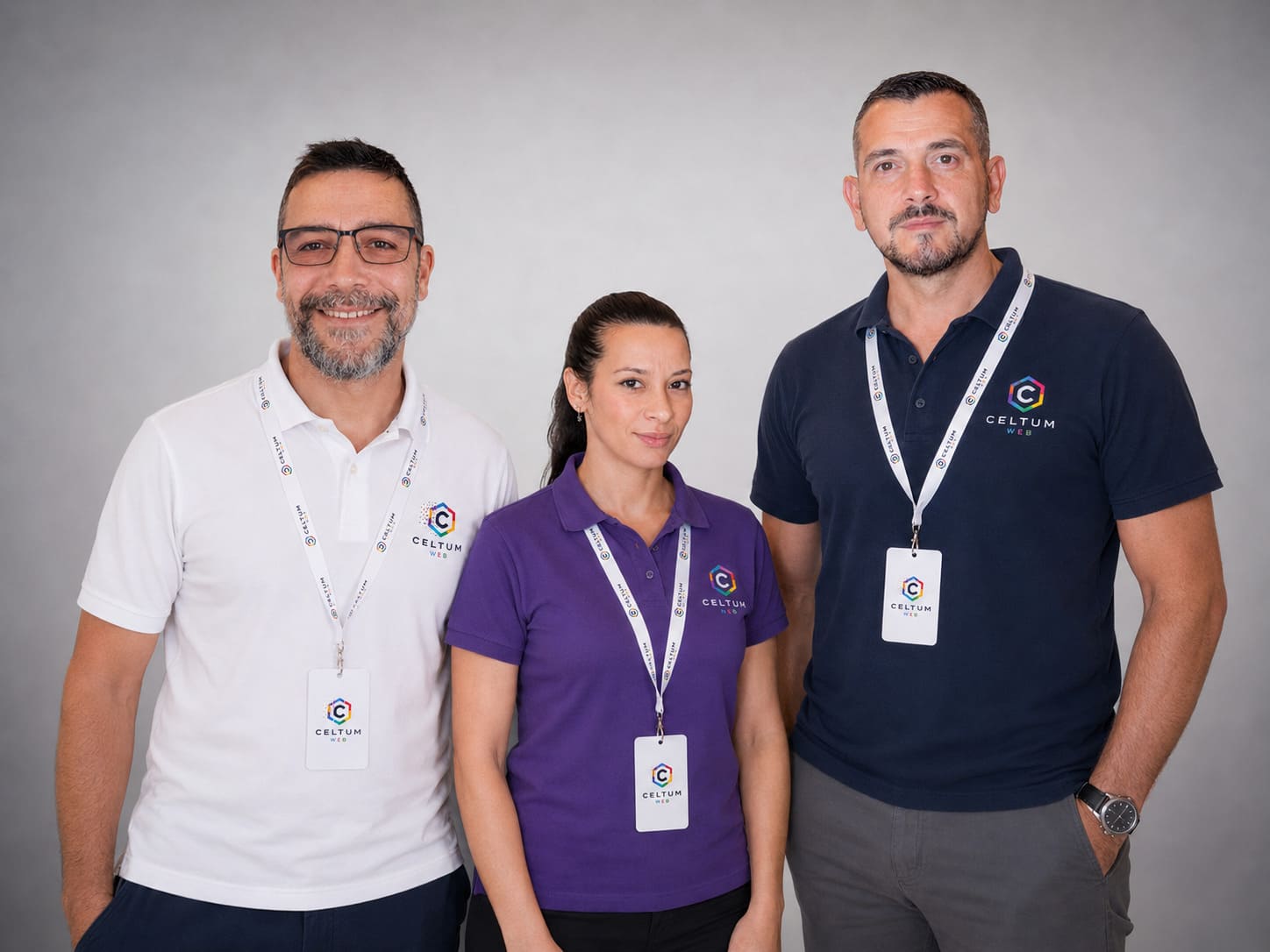 I tre soci fondatori di Celtum Web con polo e badge aziendali